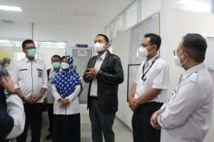 Dewan Direksi RSUP Dr M Djamil Padang menyambut langsung kunjungan Tenaga Ahli dari Kantor Staf Presiden (KSP) RI dalam rangka peninjauan penanganan covid-19 di Sumatera Barat, Kamis (12/8).